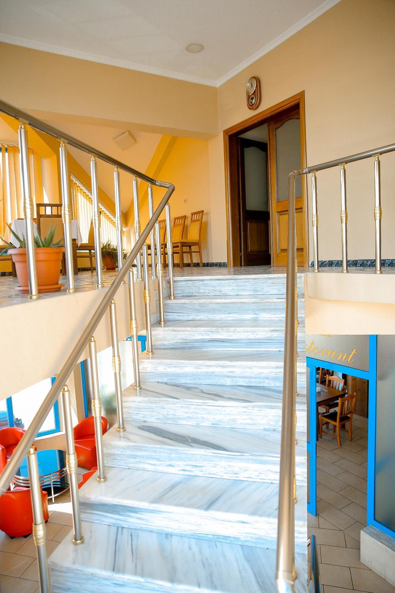 Hotel Ambasador Bahçallëk Esterno foto