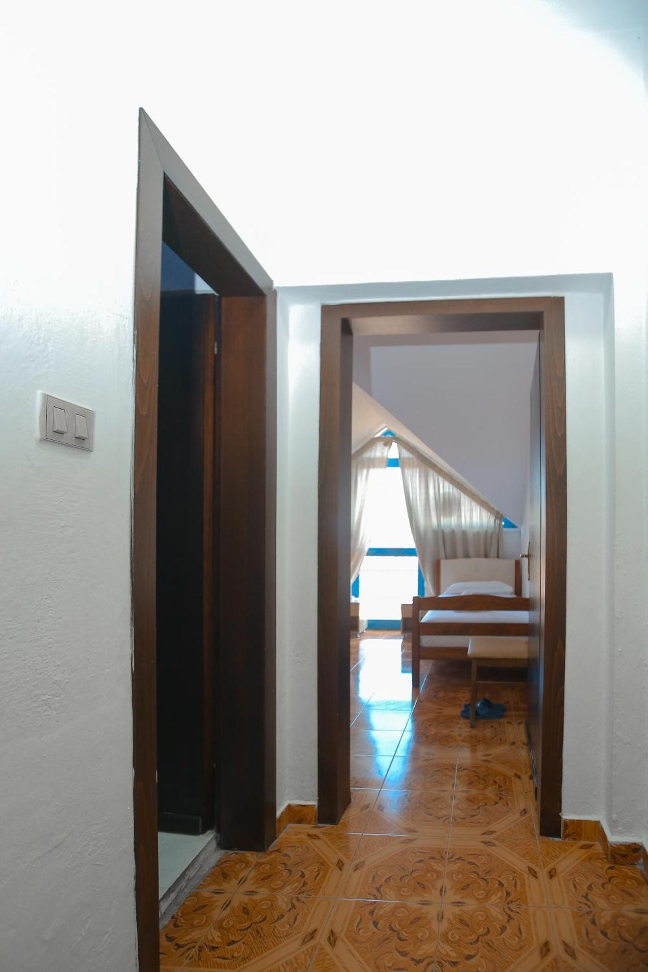 Hotel Ambasador Bahçallëk Esterno foto