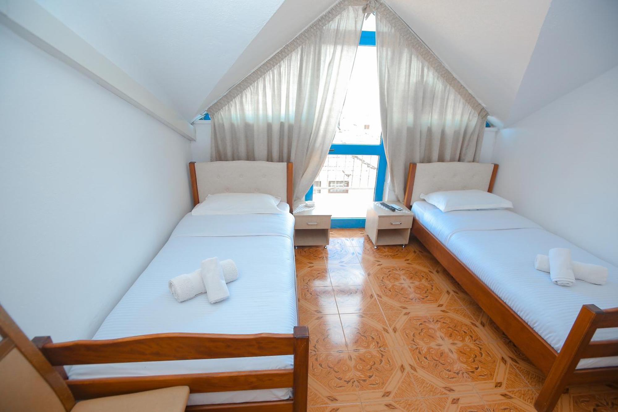 Hotel Ambasador Bahçallëk Esterno foto